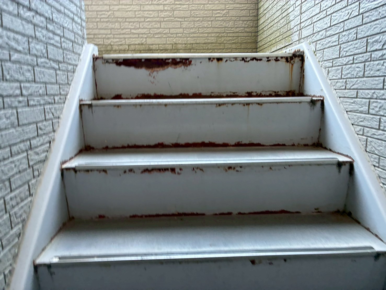 蹴込み部分が錆びている階段